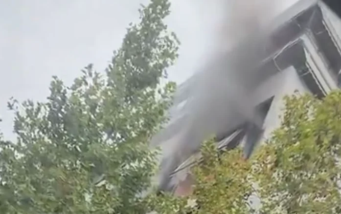 Tiranë, zjarr në një pallat në Astir, flakët ‘përpijnë’ banesën (VIDEO)