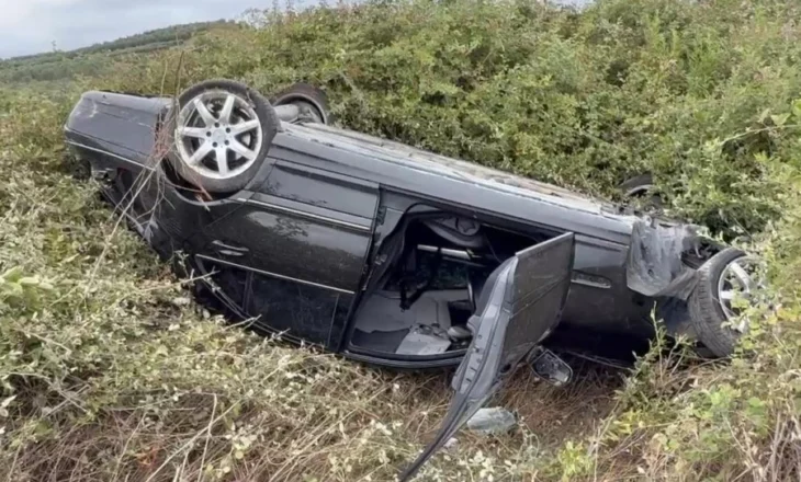 Tjetër aksident në autostradën Lushnjë-Fier, makina përmbyset në Vajkan