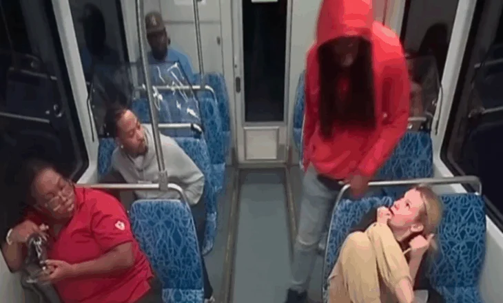 Tmerri në tren! Pasagjerja ukrainase sulomohet për vdekje me thikë
