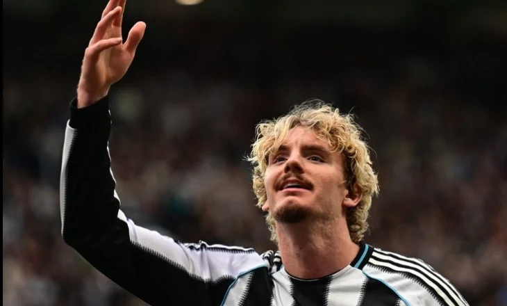 “Topçinjtë” të pakënaqur me arbitrin, Newcastle e mbyll në avantazh pjesën e parë (video)