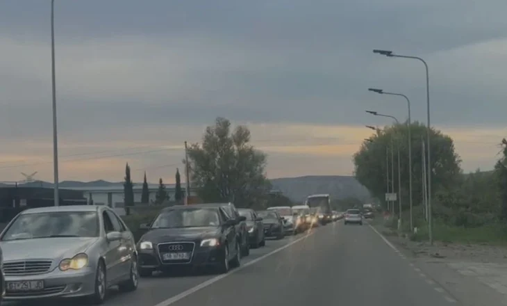 Trafik në aksin Balldren-Milot, pushuesit largohen nga bregdeti i Shëngjinit dhe Velipojës, radhë kilometrike makinash