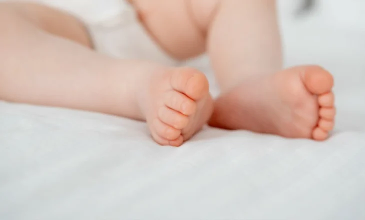 Tragjedi në Greqi: Gruaja gjendet e vdekur pasi lindi në apartamentin e saj – Edhe e porsalindura ka ndërruar jetë