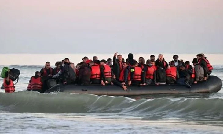 Tragjedi në Kanalin Anglez: Humbin jetën dy gra nga Somalia, gomonia me 100 emigrantë përmbyset në brigjet e Francës