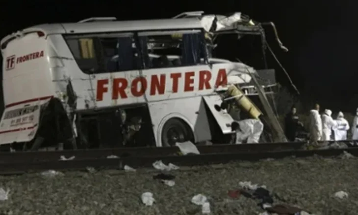 Tragjedi në Meksikë, treni përplaset me autobusin, 8 të vdekur dhe 45 të plagosur