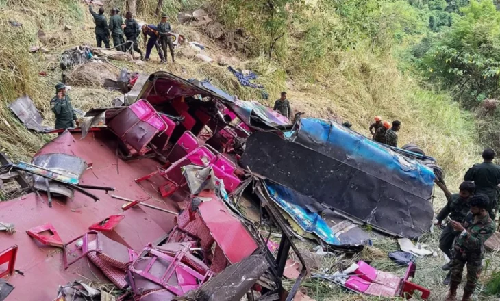 Tragjedi në Sri Lanka, autobusi me bie nga 300 metra lartësi, 15 viktima dhe 16 të plagosur