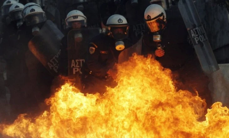 Tragjedia hekurudhore në Tempi/ Shpërthejnë protestat në sheshin e Athinës