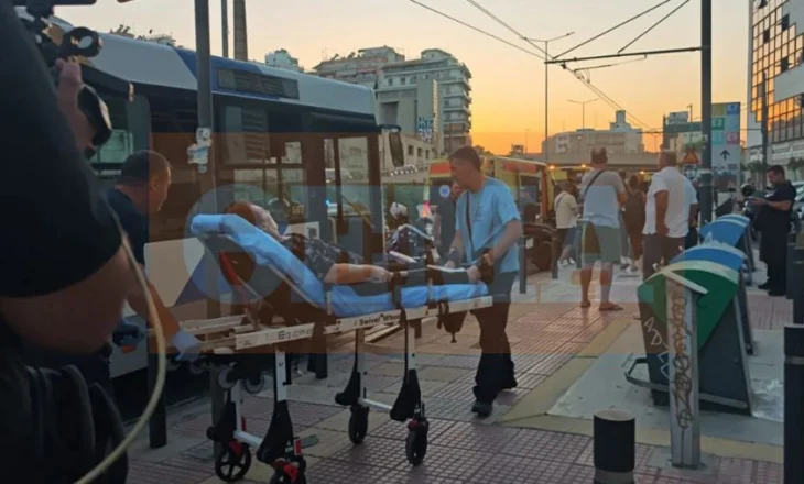 Tragjedia përsëritet/ Tramvaji përplaset me autobusin, raportohen rreth 30 të plagosur në Greqi (Video)