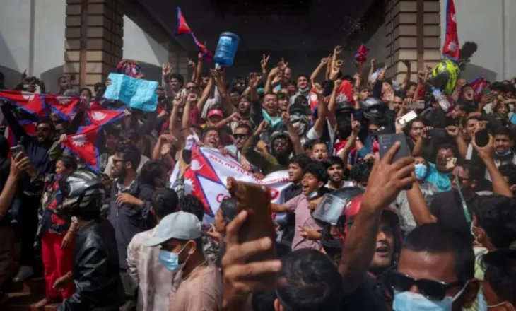 Trazirat e dhunshme në Nepal, kryeministri jep dorëheqjen pas protestave të përgjakshme