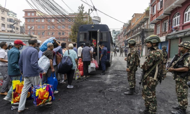 Trazirat në Nepal, të paktën 51 të vrarë/ Mbi 12,500 të dënuar arratisen nga burgjet
