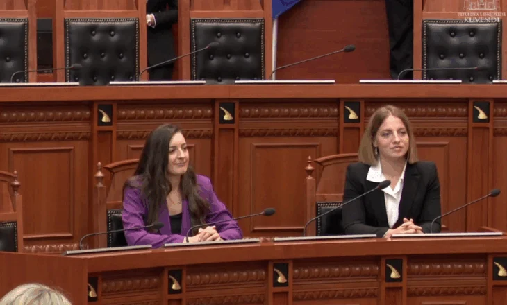 Tre deputetet më të reja, Marjana Koçeku, Klodiana Çapja dhe Zegjine Çaushi në detyrën e parë parlamentare
