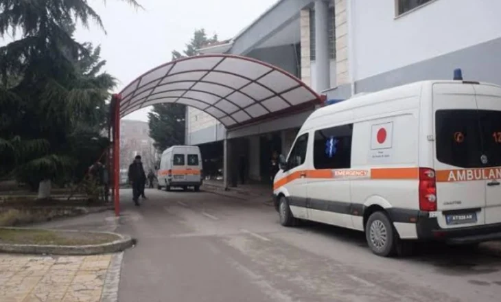 Tre fëmijë në Korçë dërgohen në spital, u helmuan nga karamelet që gjetën në rrugë