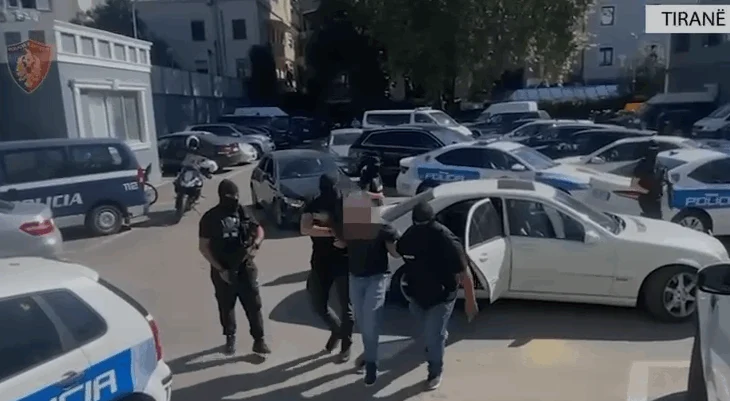 “Trekëndëshi”/ U kap duke transportuar pako me kokainë, arrestohet 22-vjeçari në Tiranë