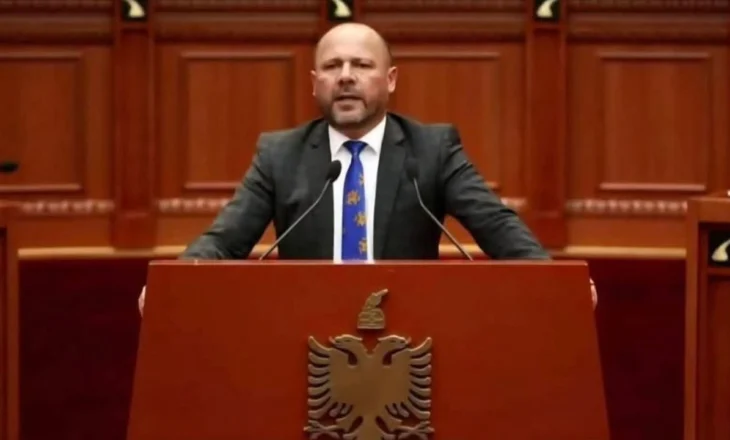 “Tritoli i mafies politike, nuk na ndal”/ Iu vu eksploziv në shtëpi, reagon Mziu: Mesazh i errët politik, mendojnë se do ma mbyllin gojën