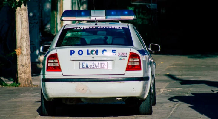 Tronditëse/ Mbyt motrën me qese plastike, 50 vjeçari telefonon policinë: Alo, e vrava!