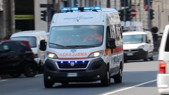 Tronditëse në Milano, 70-vjeçari hidhet nga ballkoni për tu vetëvrarë, por bie mbi kalimtaren dhe i merr jetën