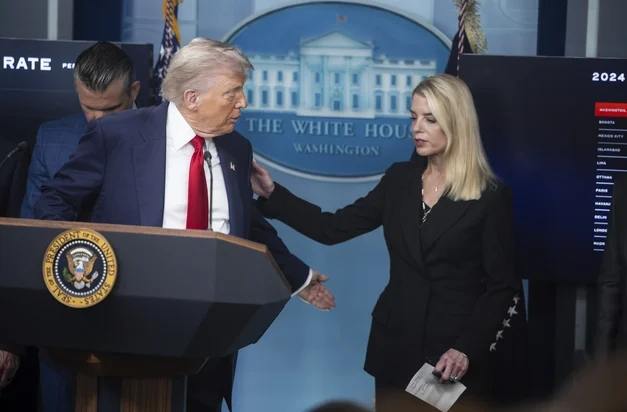 Trump urdhër vartëses së tij: Godit armiqtë e mi! Demokratët: Po shkojmë në diktaturë