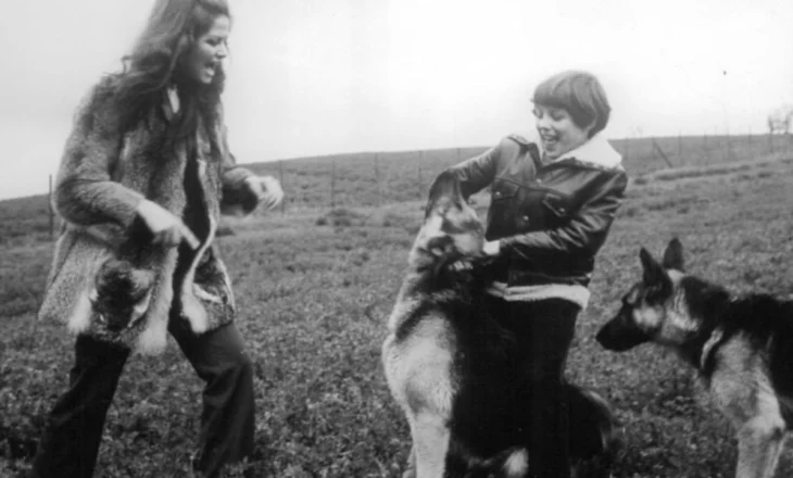 U abuzua seksualisht në moshën 16-vjeçare, aktorja Claudia Cardinale: Djali u rrit duke besuar se isha motra e tij, nuk mendova ta hiqja fëmijën