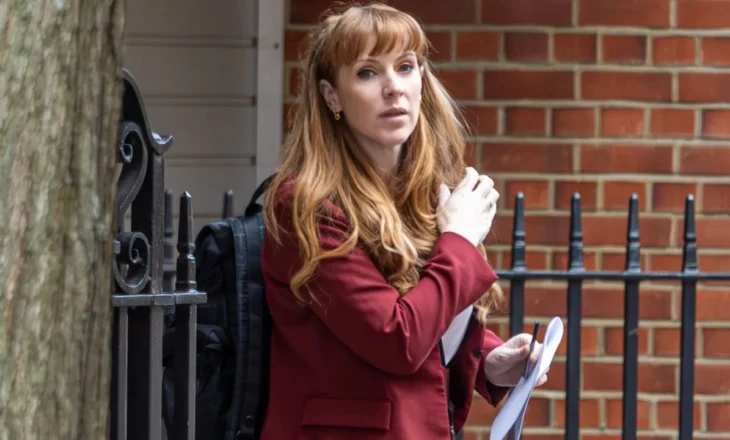 U dorëhoq pas skandalit të taksave/ Nga mëmësia në moshën 16-vjeçare tek djali i sëmurë, jeta e ndërlikuar e Angela Rayner, si e dëmtoi imazhin e saj