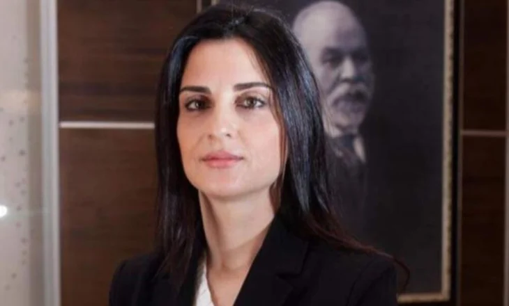 U kritikuan nga Rama, ndryshime në Bashkinë e Durrësit/ Emirjana Sako pranon dorëheqjet e pesë administratorëve