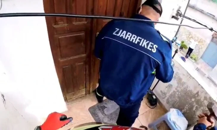 U rrëzua dhe mbeti i shtrirë për më shumë se 16 orë, shpëtohet nga zjarrfikësit i moshuari në Vlorë