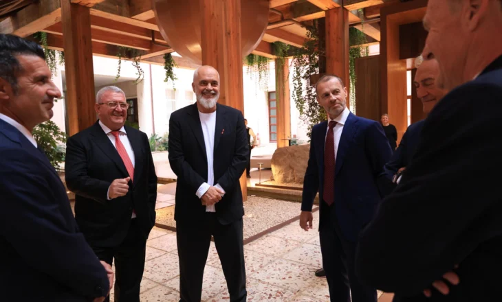 UEFA, e ftuar në Kryeministri! Al-Khelaifi, Figo, Ceferin, Duka dhe Gravina priten nga kryeministri Rama (VIDEO)