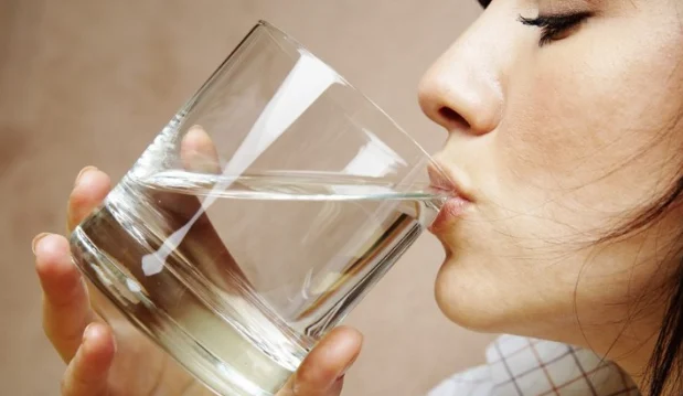 Uji i ftohtë apo ambienti? Ja cili është më i miri për tu pirë