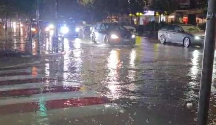 Uji ‘pushton’ rrugët/ Rrebeshe shiu në Elbasan, probleme me qarkullimin