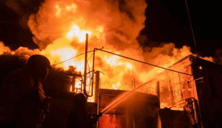 Ukraina sulmon rafinerinë ruse të naftës gjatë natës
