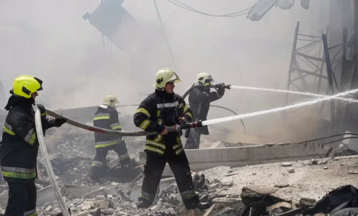 Ukraina thotë se Rusia i shënjestron zjarrfikësit me sulme të dyfishta