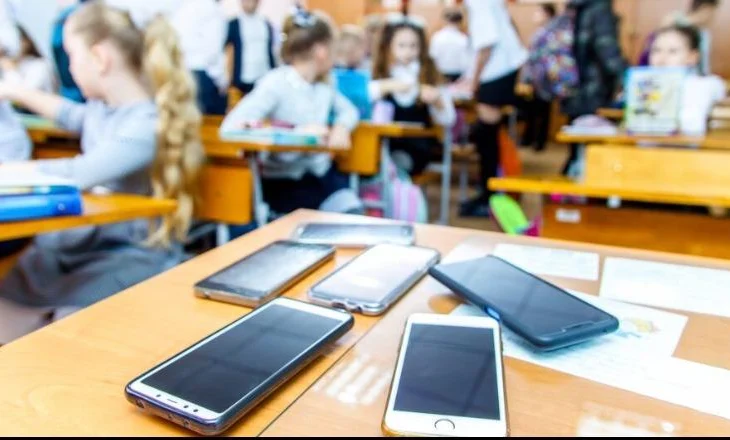 Urdhri i Ministrisë së Arsimit bie në vesh të shurdhër: Nxënësit vijojnë përdorimin e celularëve në shkolla