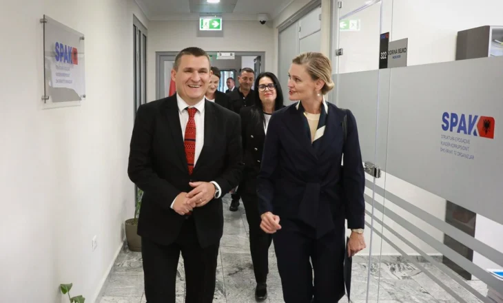 VanHorn “zbarkon” në SPAK, takim me Dumanin! Çfarë u diskutua?