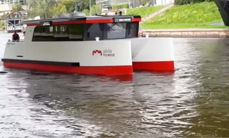 Varka e parë elektrike në Evropë që transporton qytetarët në një lumë