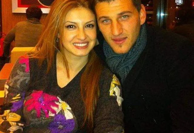 Vdekja e gruas së Alban Hoxhës pas lindjes së djalit, familja: Kemi 11 vite rresht që presim drejtësi!