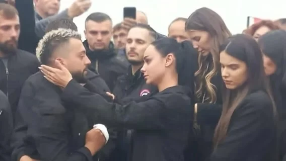 Vdekja tragjike e vëllait të Gjestit/ Egli Tako pranë ish-partnerit! Kush nga ish-banorët e BBV4 mori pjesë në varrim