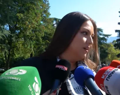 Vendos në qafë shallin me akuzat e opozitës/ Sara Mile: Simbolizon baltën që është hedhur për mua