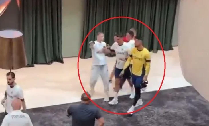 Veprim skandaloz/ Cristiano Ronaldo shtyn me forcë fansin armen që i kërkoi foto (VIDEO)