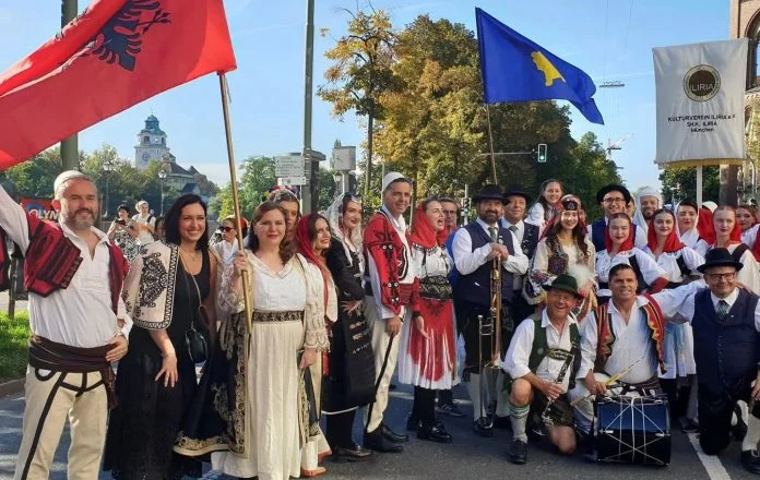 Veshjet tradicionale shqiptare parakalojnë për herë të parë në “Oktoberfest” (Foto)
