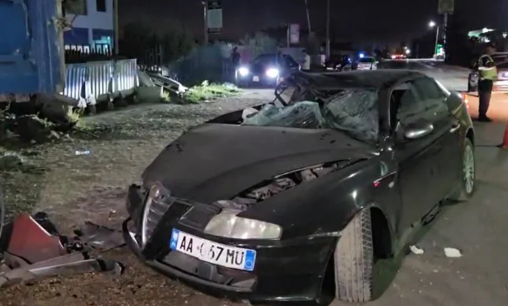 (Video) Aksident ne aksin Fier-Patos, makina godet nga pas kamionin e parkuar në rrugë, 2 të plagosur