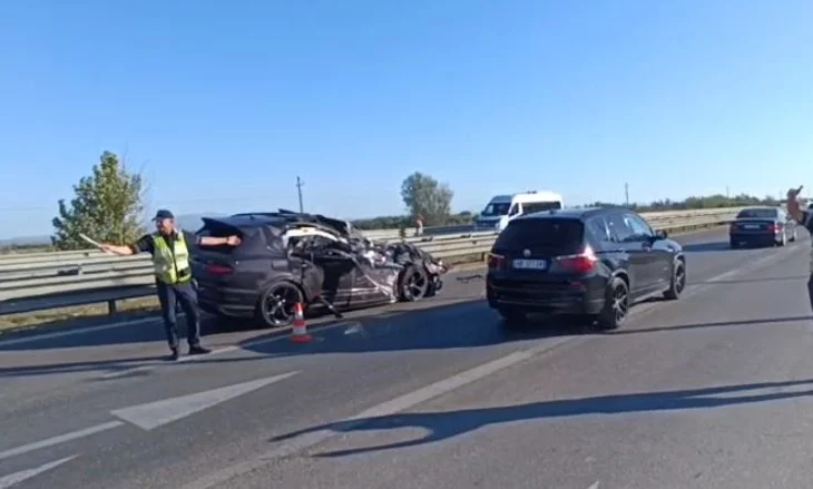 (VIDEO) Aksident në aksin Lushnje-Fier/ Makina përplaset me kamionin, plagoset rëndë drejtuesi i mjetit