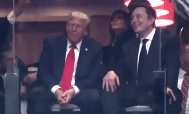 VIDEO/ Ceremonia përkujtimore e Charlie Kirk ribashkon Trump dhe Elon Musk, shtrëngojnë duart në suitën private