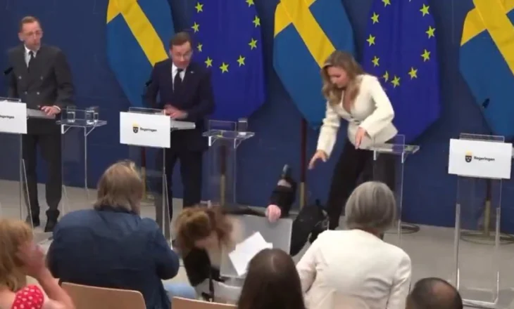 VIDEO / E frikshme, ministrja përplaset në tokë gjatë konferencë për shtyp