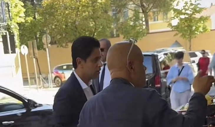 VIDEO/ E rrallë në Tiranë, presidenti i PSG-së, Nasser Al-Khelaifi filmohet duket blerë fruta në tezga si qytetar i thjeshtë