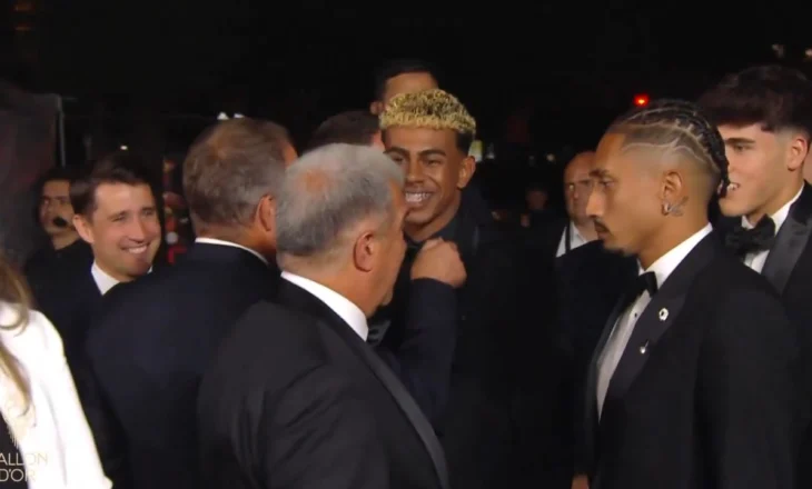 VIDEO/ Flick i rregullon jakën, pritje “armiqësore” për Yamal në ceremoninë e “Topit të Artë”