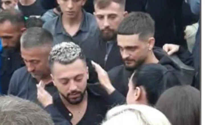 (Video) I jepet lamtumira e fundit vëllait të Gjestit, Egli Tako merr pjesë në ceremoninë e varrimit