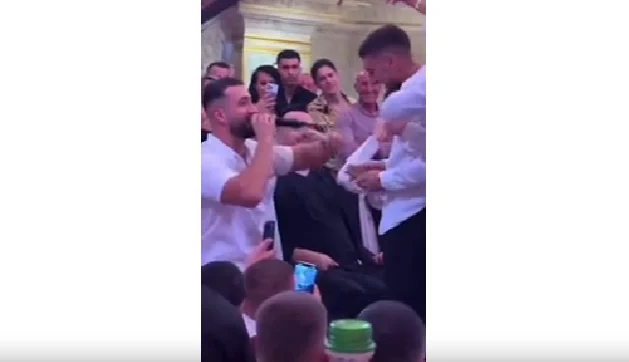 VIDEO/ Jozi këndon për Tom Doshin në dasëm, djemtë e tij e mbulojnë me para