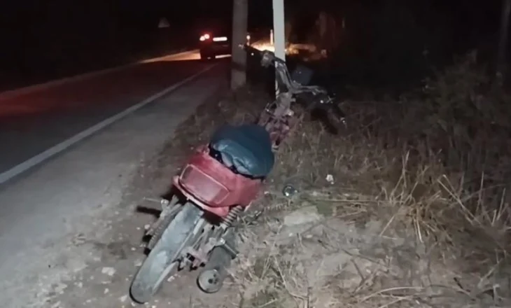 VIDEO/ Lushnjë – Dhelpra ‘i preu’ rrugën… 45-vjeçarja rrëzohet me motor dhe përfundon në spital