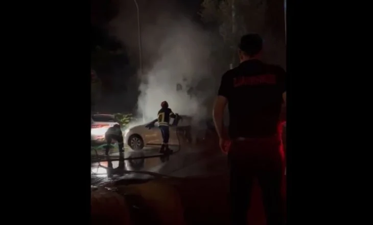 VIDEO/ Makina me targa rumune përfshihet nga flakët në Ksamil