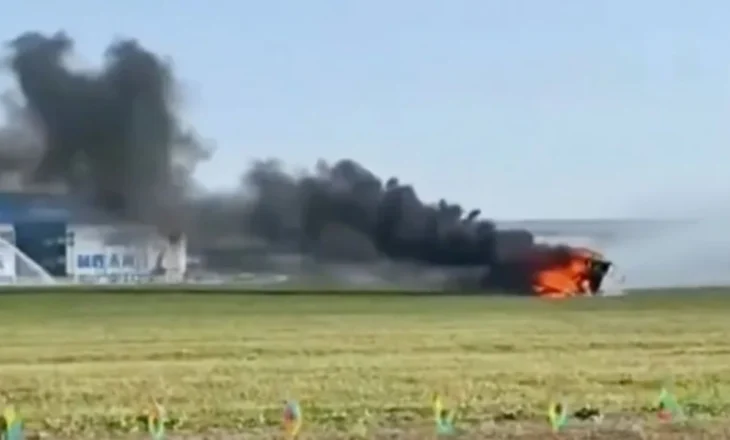 Video/ Makinat fluturuese në Kinë përplasen në ajër, njëra shpërthen në flakë, raportohen të lënduar