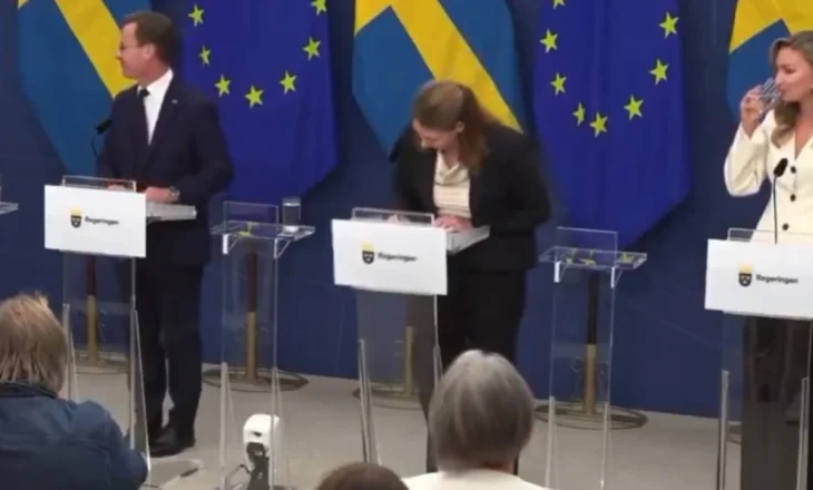 Video/ Ministrja e re e Shëndetësisë në Suedi humb ndjenjat gjatë konferencës për shtyp, godet kokën në podium