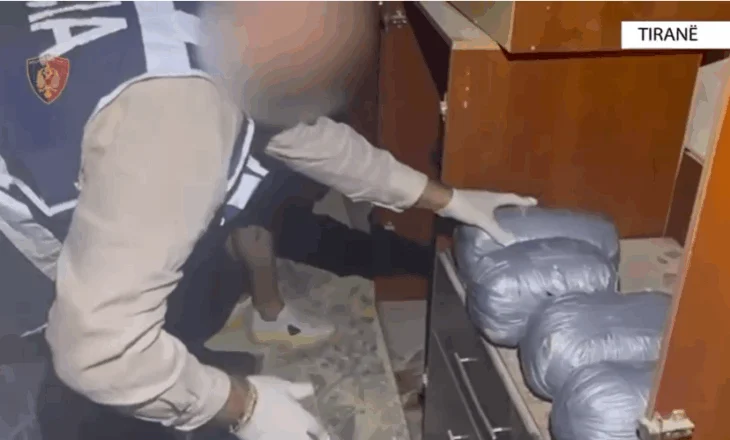 (VIDEO) Operacioni antidrogë në Tiranë/ Si iu zbulua të rinjve valixhja plot me drogë…